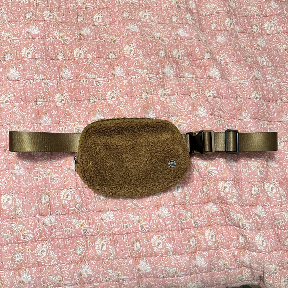 Lululemon Sherpa belt bag